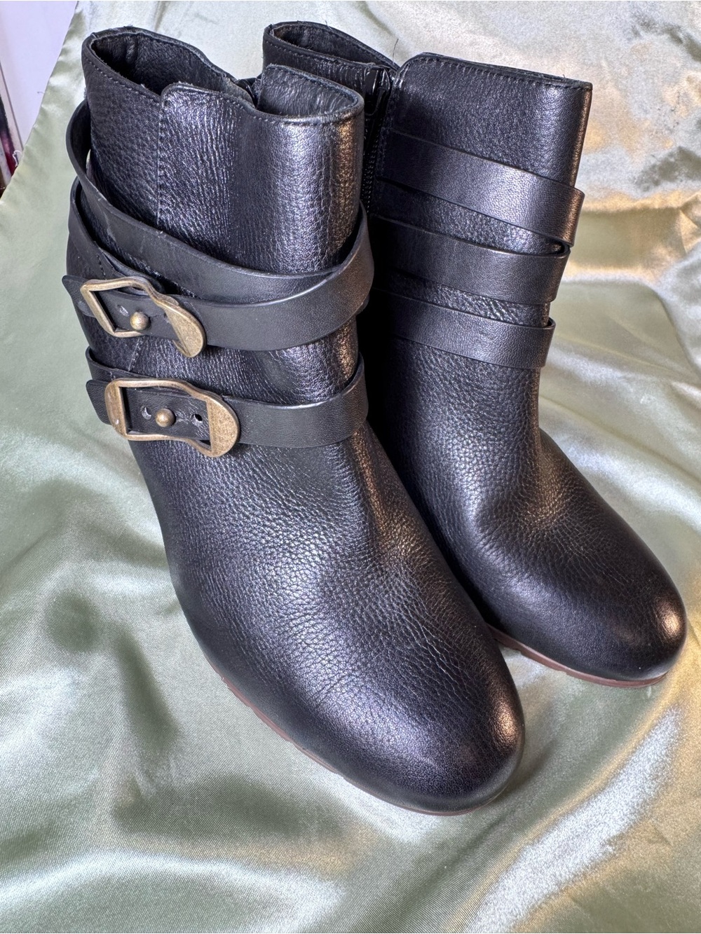 Sofft Leather Wedge Heel Black Ankle Boots with Buckle Straps size 9 Women’s - Picture 3 of 8